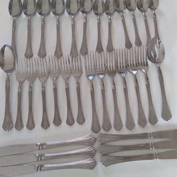 Wesley Forge 32 pcs. Flatware knife Spoons, Dinner Forks - Picture 8 of 11